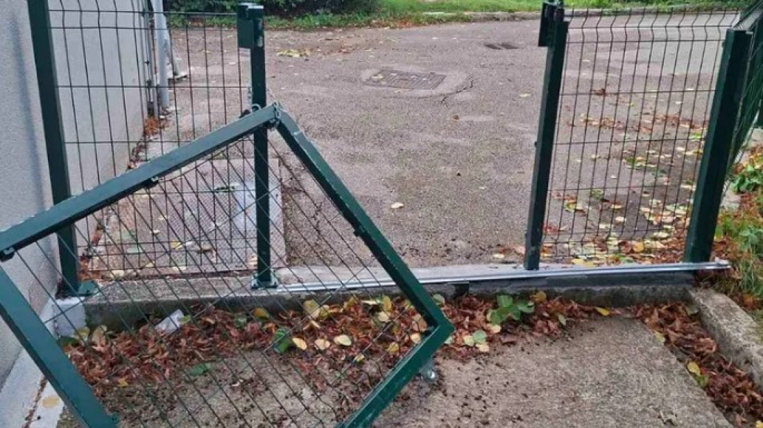 Labin pod udarom vandala: Igralište OŠ Matije Vlačića ponovno uništeno tijekom vikenda