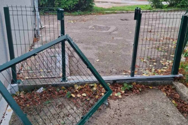 Labin pod udarom vandala: Igralište OŠ Matije Vlačića ponovno uništeno tijekom vikenda