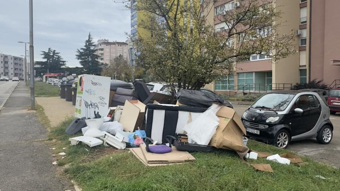 Smeće ispred zgrade SDP-a u Puli: Glomazni otpad mjesec dana nitko ne odvozi