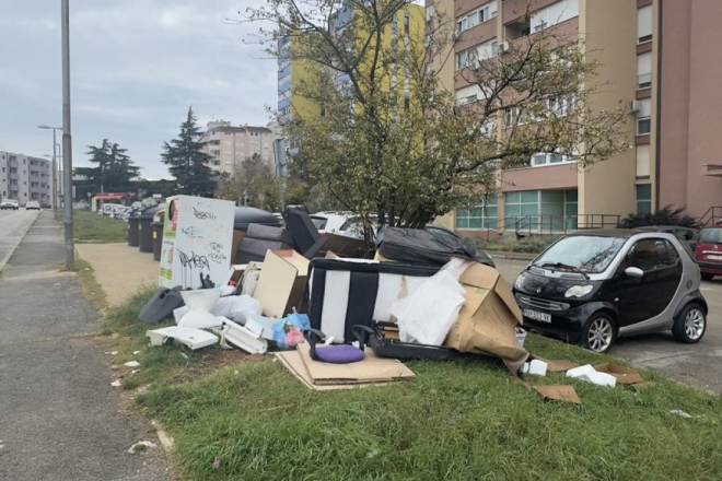 Smeće ispred zgrade SDP-a u Puli: Glomazni otpad mjesec dana nitko ne odvozi