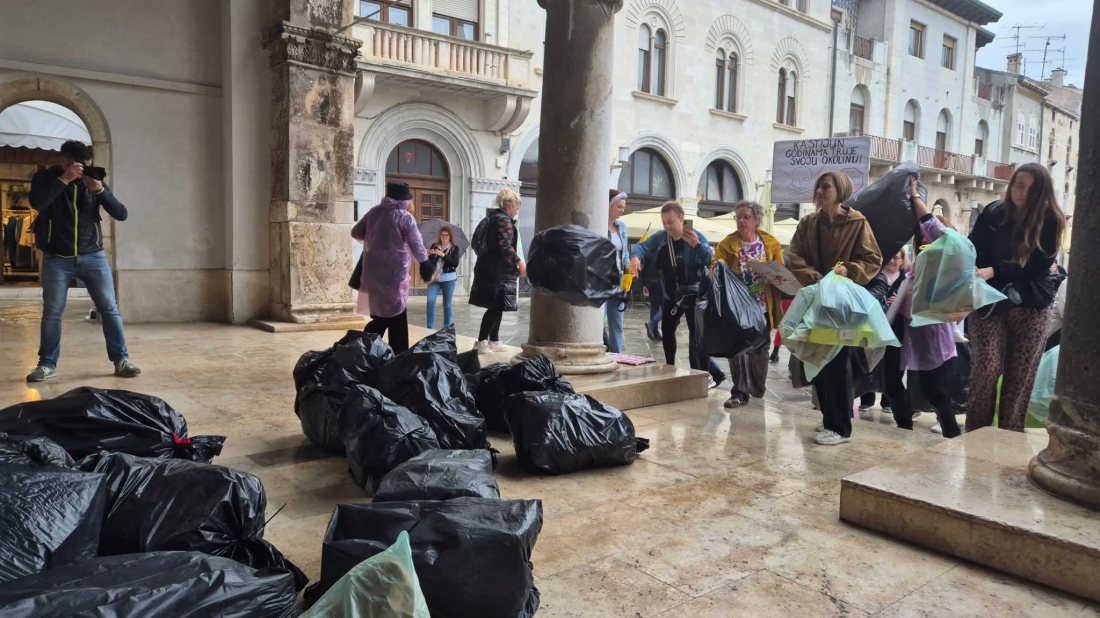 Prosvjednici bacili vreće otpada pred Komunalnu palaču u znak revolta zbog Kaštijuna!