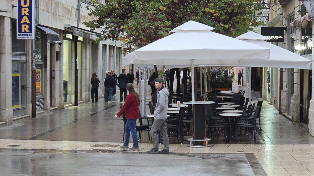 Do petka oblačno i kišovito uz jako jugo, zatim djelomično razvedravanje – ostaje neuobičajeno toplo do 20 °C