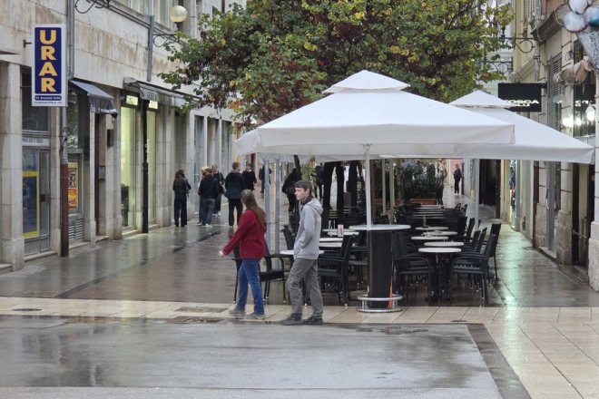 Do petka oblačno i kišovito uz jako jugo, zatim djelomično razvedravanje – ostaje neuobičajeno toplo do 20 °C