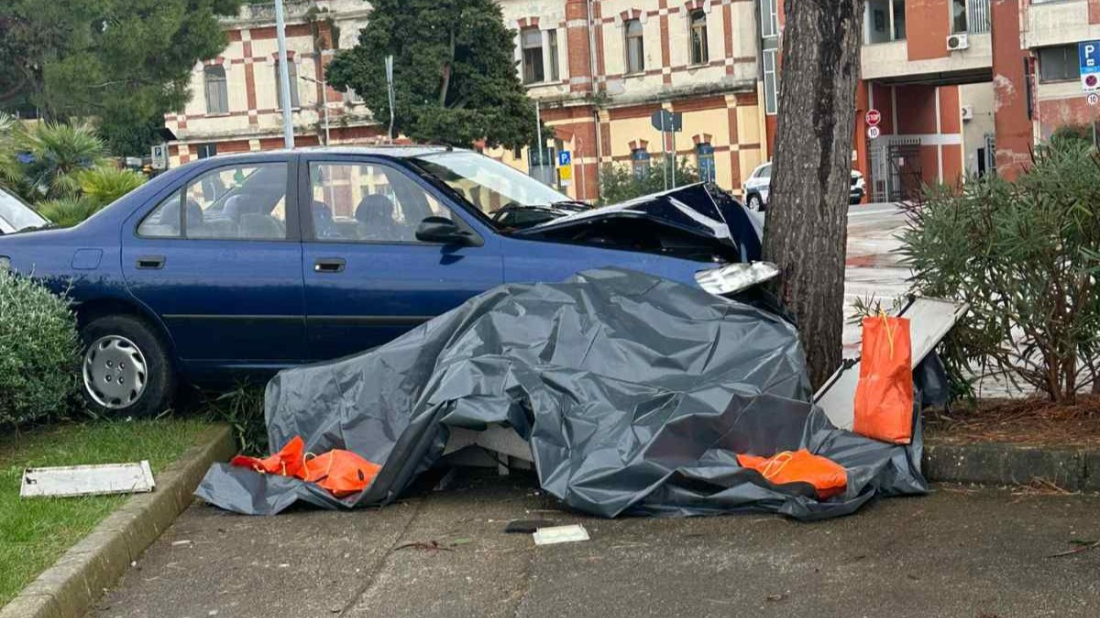 Prometna nesreća u Rovinju: Na izlasku s kružnog toka vozilo se zabilo u stablo