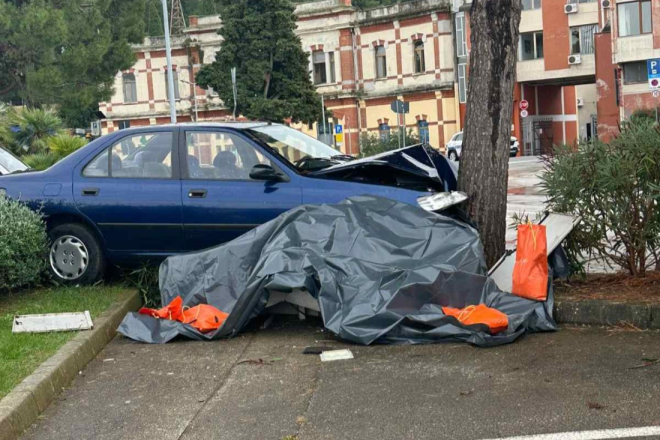Prometna nesreća u Rovinju: Na izlasku s kružnog toka vozilo se zabilo u stablo
