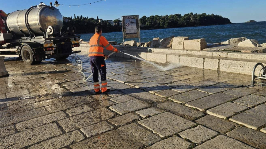 FOTO: Vrijedni radnici Komunalnog servisa od ranog jutra čiste Rovinj nakon nevremena