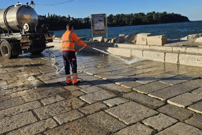FOTO: Vrijedni radnici Komunalnog servisa od ranog jutra čiste Rovinj nakon nevremena