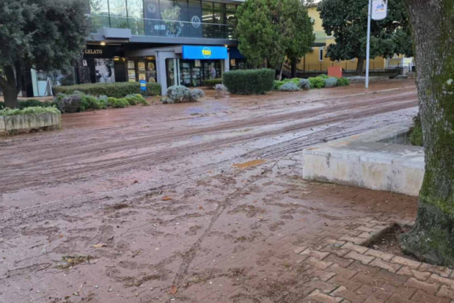Voda i mulj na rivi u Poreču: Gradske službe upiru prst u Institut