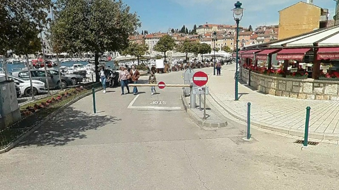 Rovinj: Poprilično pijana Austrijanka udarila u rampu pa pala s električnog bicikla