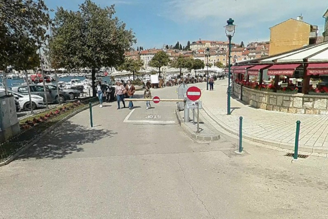 Rovinj: Poprilično pijana Austrijanka udarila u rampu pa pala s električnog bicikla