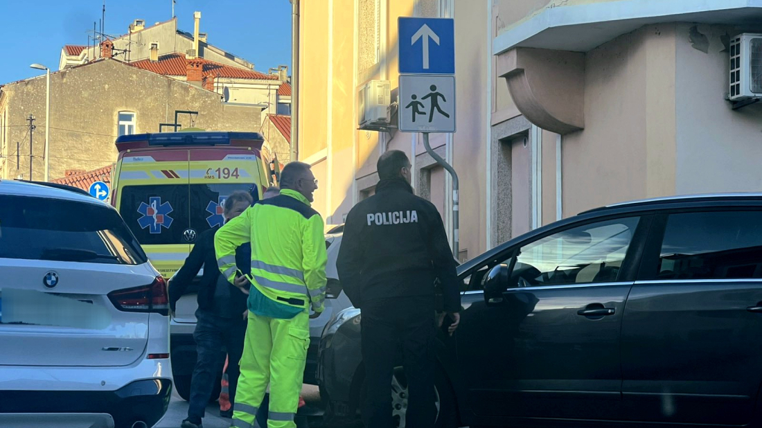 PROMETNA NESREĆA U PULI: Sudar dva automobila, intervenirala hitna pomoć
