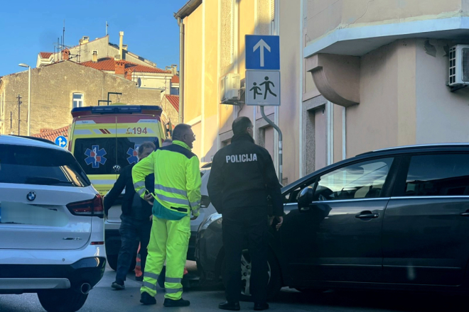 PROMETNA NESREĆA U PULI: Sudar dva automobila, intervenirala hitna pomoć