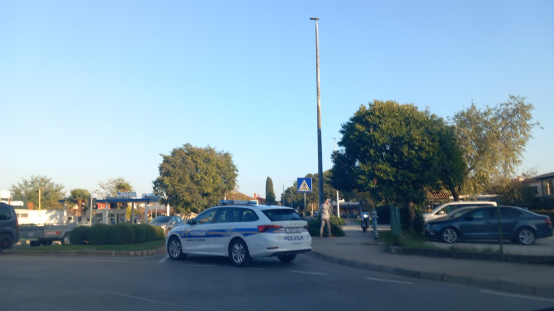 Prometna nesreća u Rovinju – teško ozlijeđen mladi policajac na službenom motociklu!