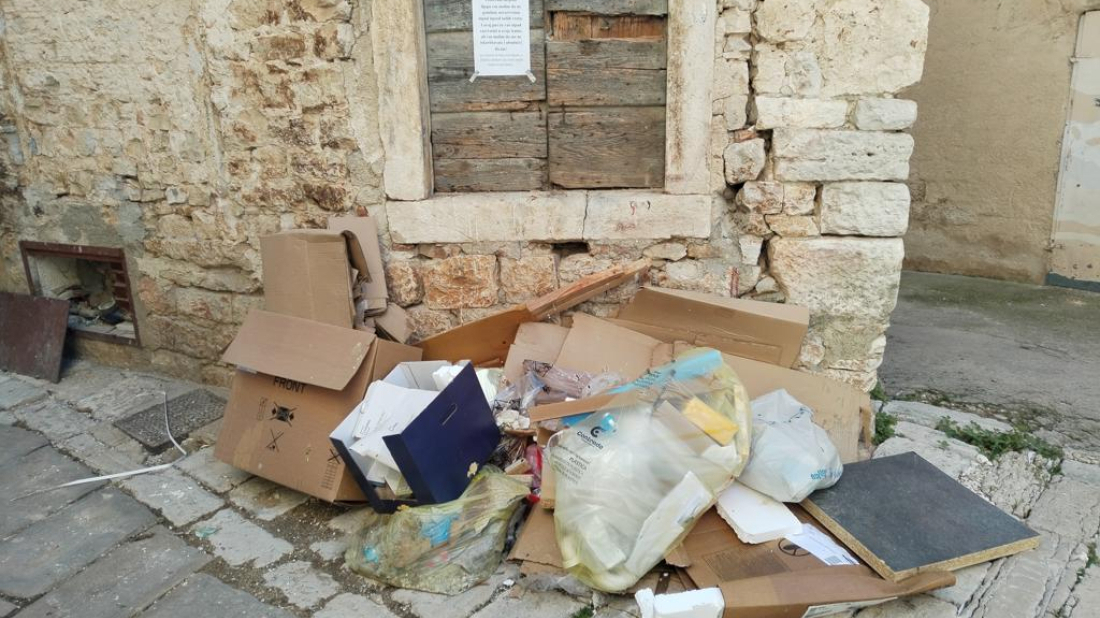 U Vodnjanu netko ispred tuđe kuće odlaže otpad, građanin pozvao na odgovornost!