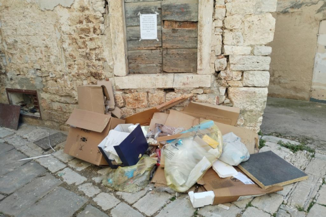 U Vodnjanu netko ispred tuđe kuće odlaže otpad, građanin pozvao na odgovornost!