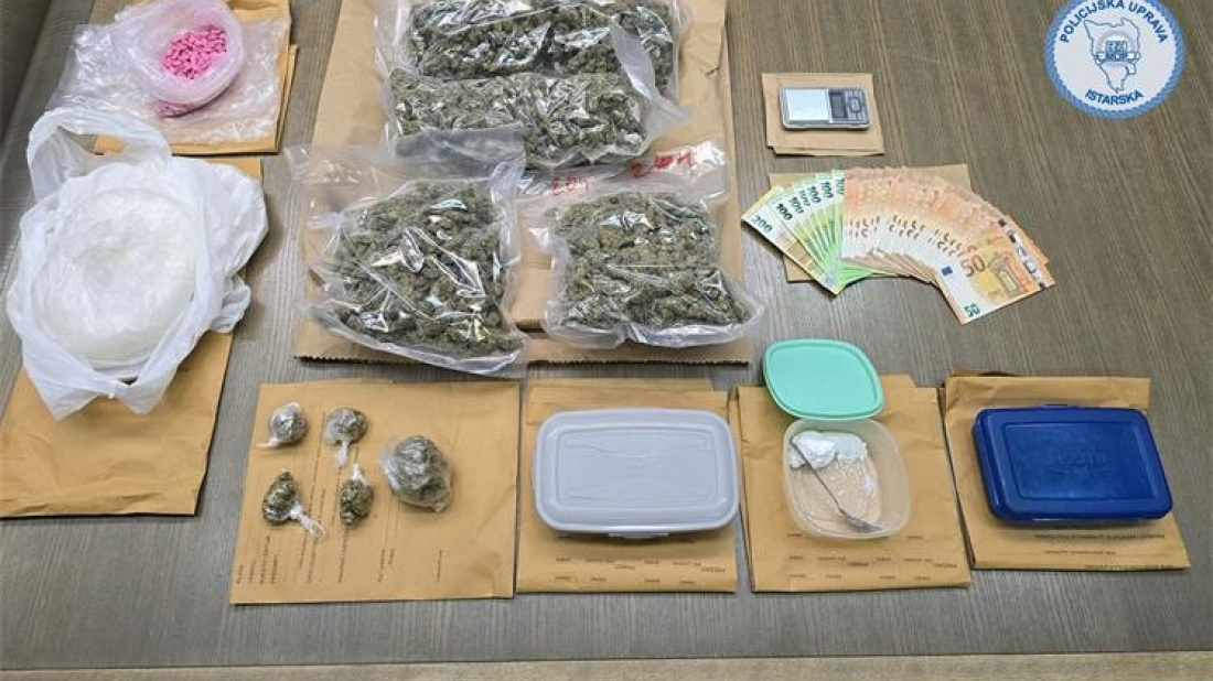 FOTO: Velika zapljena u Puli! Kod para u autu pronašli ecstasy, tisuće eura i lijekove za potenciju!