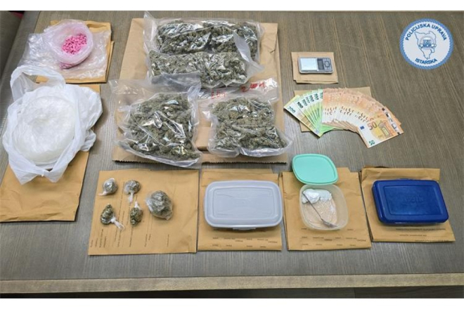 FOTO: Velika zapljena u Puli! Kod para u autu pronašli ecstasy, tisuće eura i lijekove za potenciju!