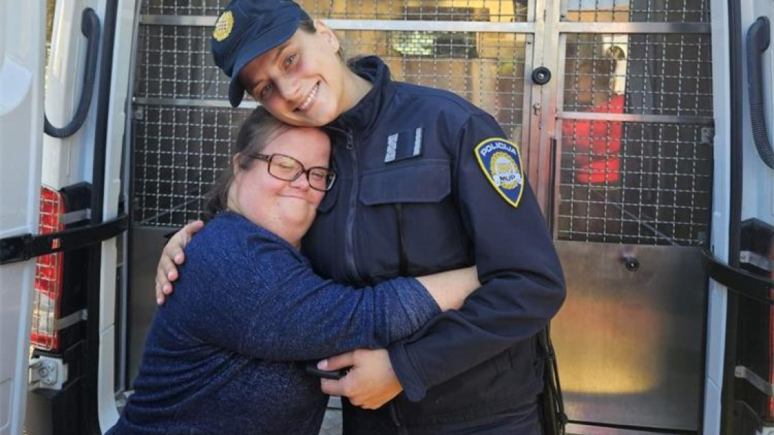 Dirljiv susret: Policijska službenica Ena Luk s korisnicima Centra u Škropetima