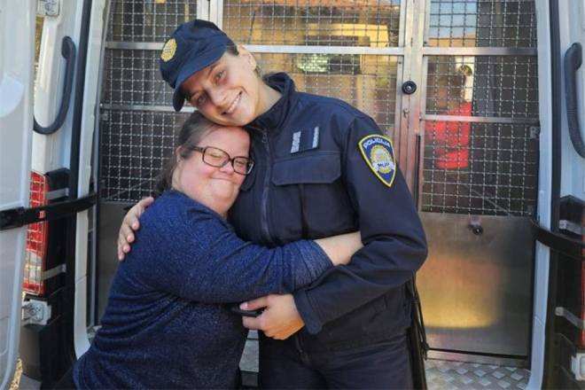 Dirljiv susret: Policijska službenica Ena Luk s korisnicima Centra u Škropetima