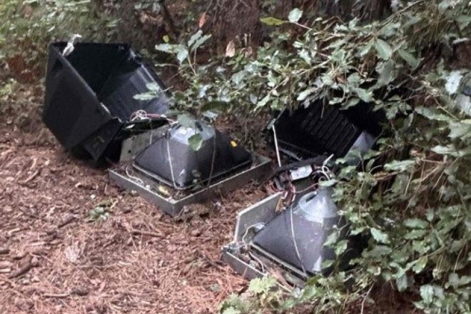 Sramotan prizor u Rovinju: Tri televizora bačena u šumu na Stazi mira