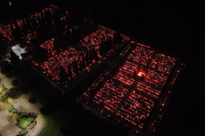 FOTO: Tisuće lampiona zasvijetlile na rovinjskom groblju Laste povodom Svih svetih