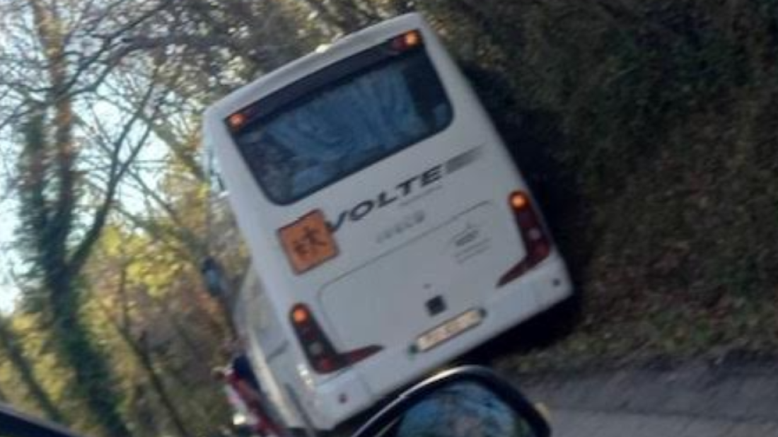 Upozorenja sa Skupštine ostvarila se odmah: Autobus završio u kanalu na uskoj cesti kod Istarskih toplica