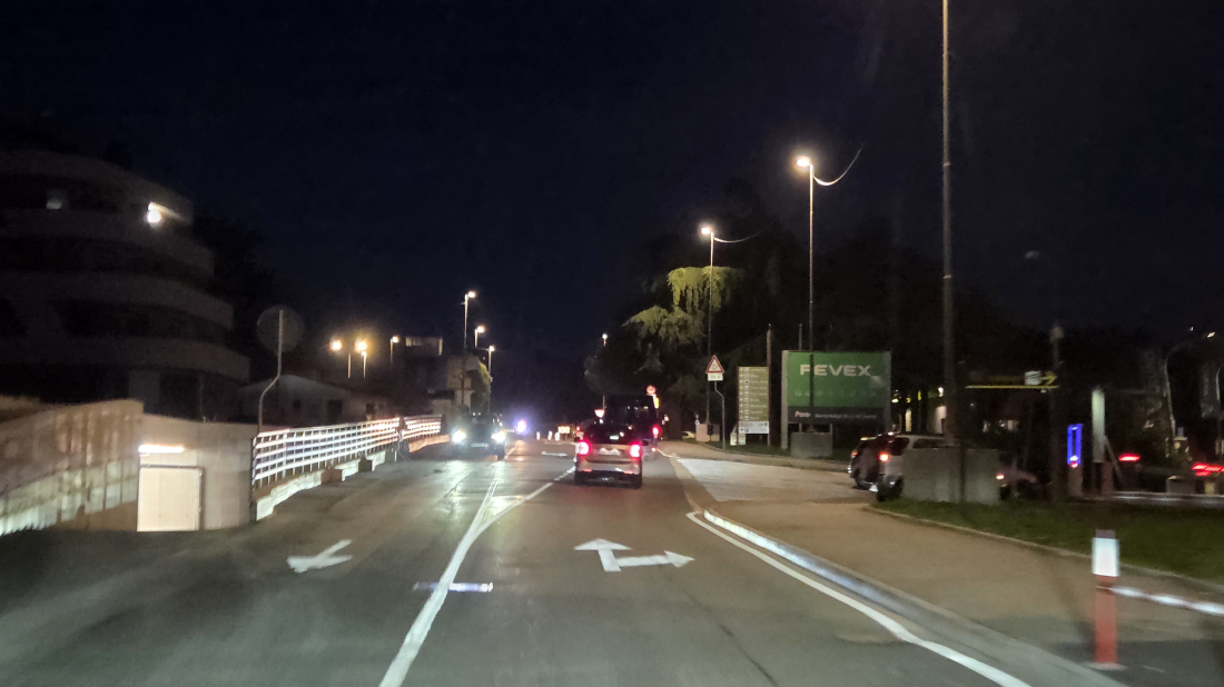 Porečanka s gotovo 2 promila udarila parkirani auto na benzinskoj pa se dala u bijeg!