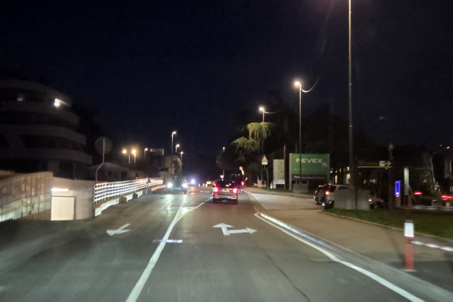 Porečanka s gotovo 2 promila udarila parkirani auto na benzinskoj pa se dala u bijeg!