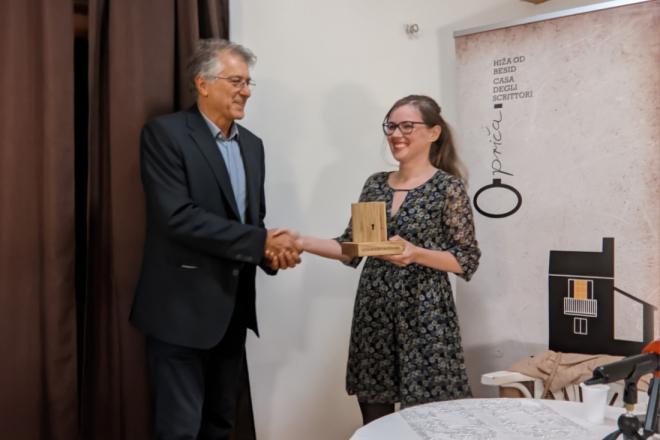 Marin Budiša uručio Luci Kozini književnu nagradu Istarske županije koja nosi ime po njegovom pokojnom bratu