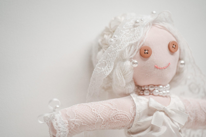 Rovinjska umjetnica Lucia Ugrin ovog utorka otvara izložbu ''Igla i konac''