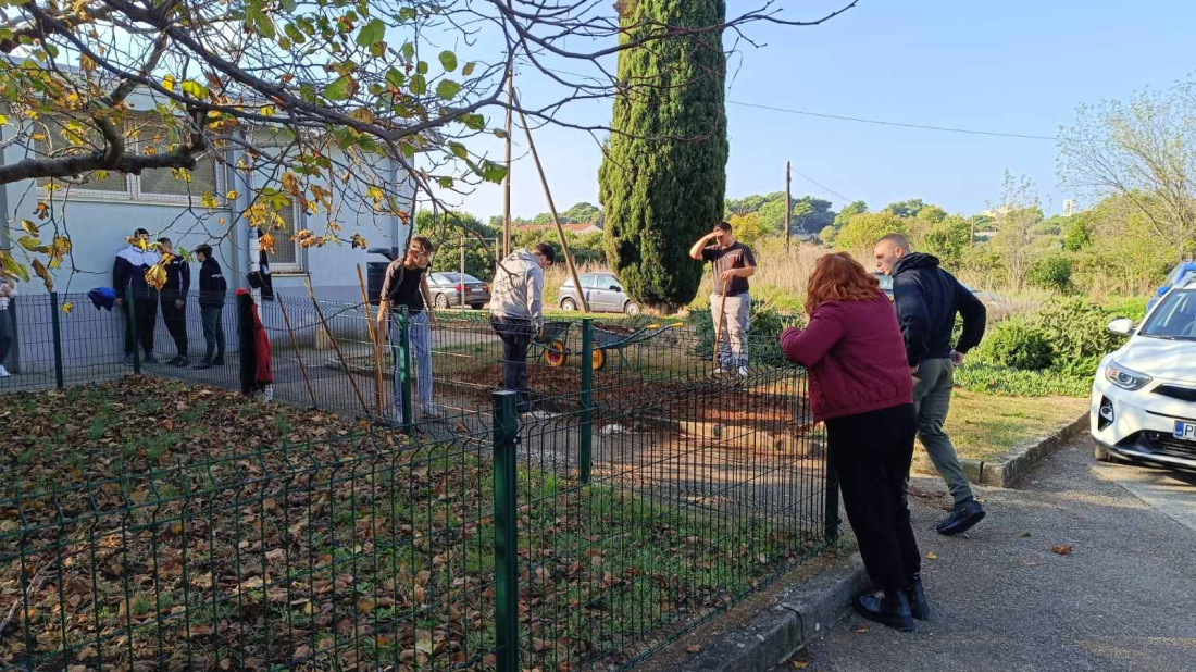Učenici i profesori Industrijsko-obrtničke škole Pula zajedno uređuju i oplemenjuju školski okoliš