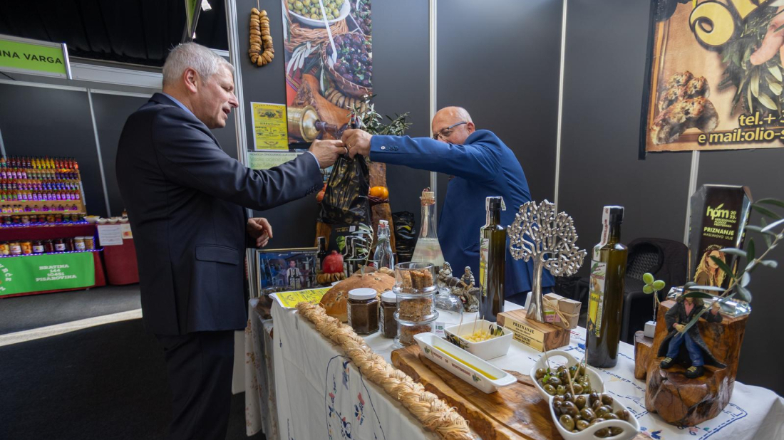 FOTO GALERIJA Od lokalne priče do svjetske pozornice: Otvoreni su 19. Dani mladog maslinovog ulja u Vodnjanu!