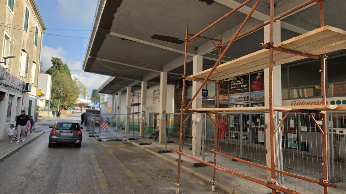 Foto: Započela sanacija opasne nadstrešnice rovinjskog kolodvora