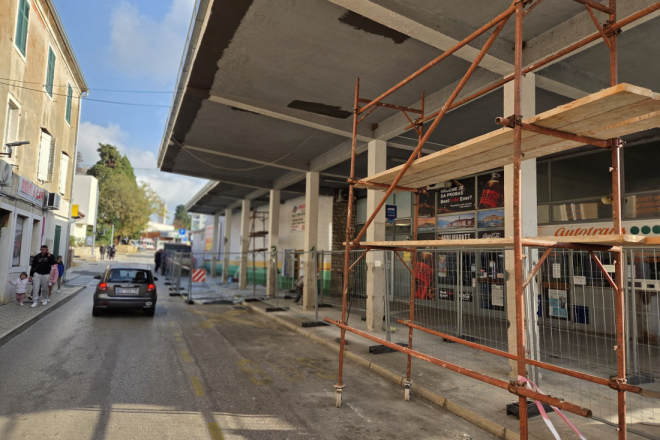 Foto: Započela sanacija opasne nadstrešnice rovinjskog kolodvora
