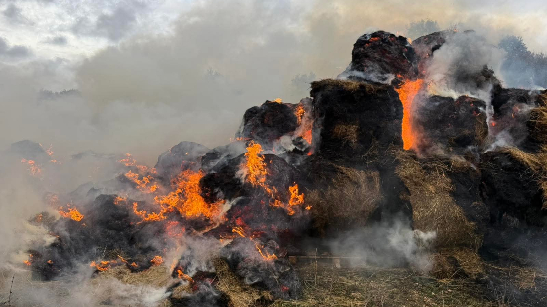 Požar u Modrušanima: Šest vozila i 12 vatrogasaca gasilo bale sijena