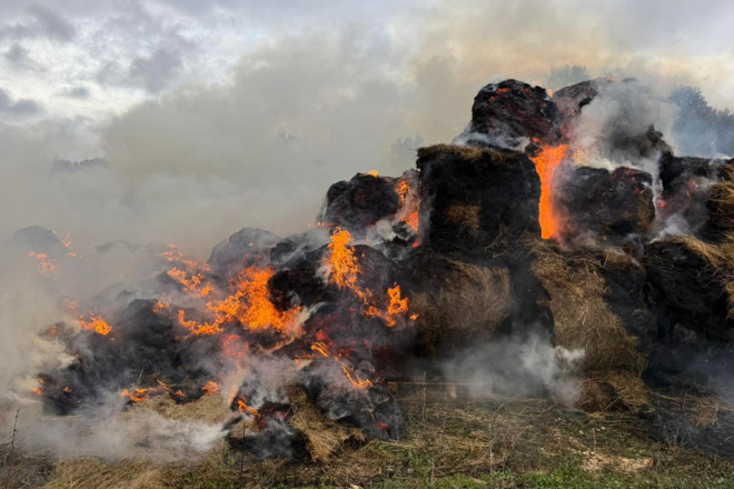 Požar u Modrušanima: Šest vozila i 12 vatrogasaca gasilo bale sijena