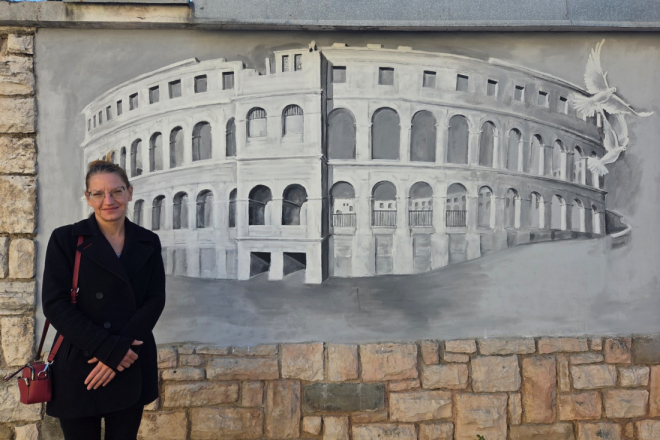Pulska umjetnica oslikala mural posvećen žrtvama Domovinskog rata: Arena i golubice mira za Vukovar