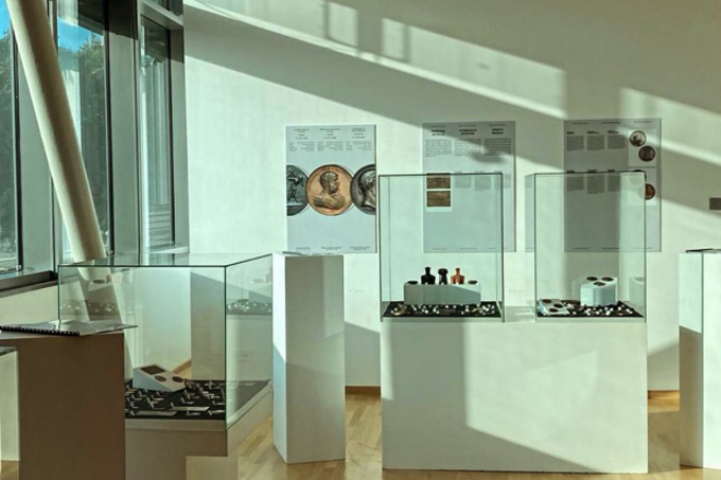 Povijest u džepnom formatu: Što govore istarske medalje i plakete na izložbi u Arheološkom muzeju Istre?