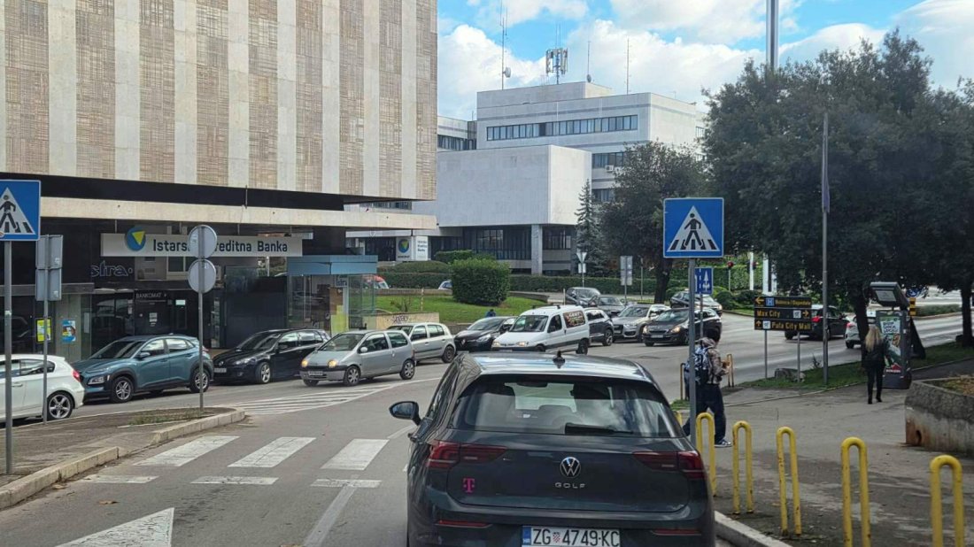 Dvojac mačem i pištoljem u Puli zastrašivao građane, policija ih uhitila!