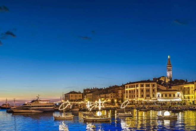 Blagdanska čarolija u Rovinju - najveći Advent do sada donosi koncerte, klizalište i brojne gastro užitke!