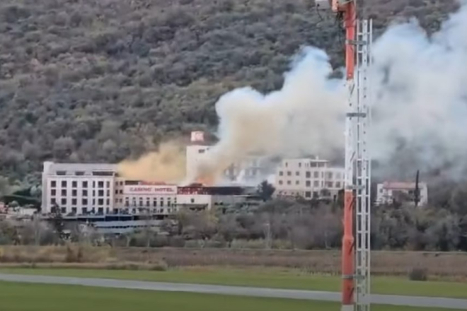 Veliki požar kod hotela Mulino: Gori automobil, zahvaćene instalacije objekta