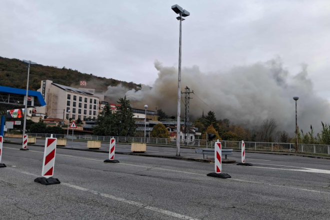 Čak 55 vatrogasaca bori se s velikim požarom u hotelu i casinu Mulino