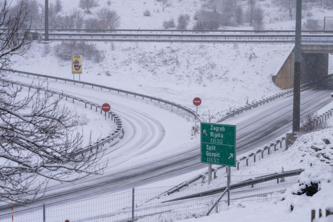 Diljem Hrvatske pada snijeg, za Istru upaljen meteo alarm zbog bure!