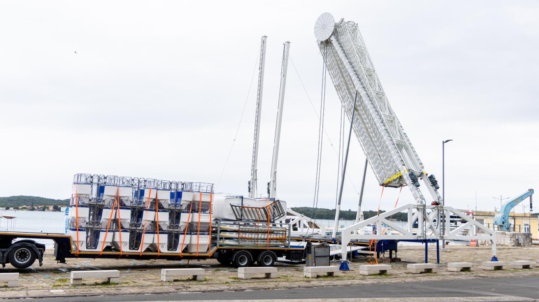 „Božićna čarolija na 28 metara visine: počelo postavljanje panoramsklog kotača Pula Eye!
