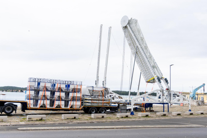 „Božićna čarolija na 28 metara visine: počelo postavljanje panoramsklog kotača Pula Eye!