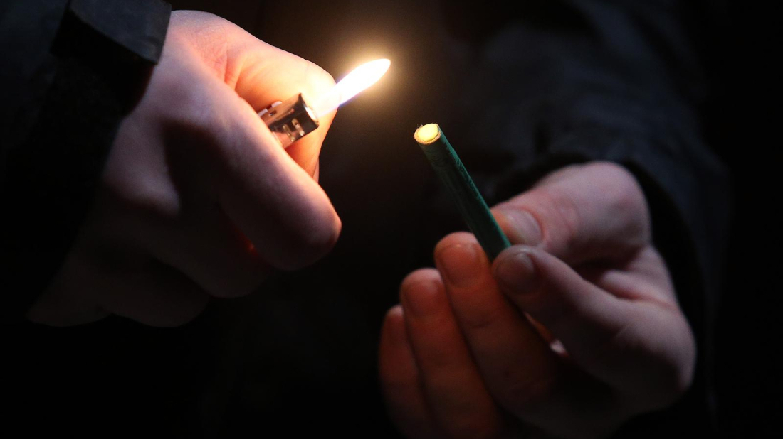 Kupili ih preko interneta: Dijete bacalo petarde, a majka 'zaradila' prijavu