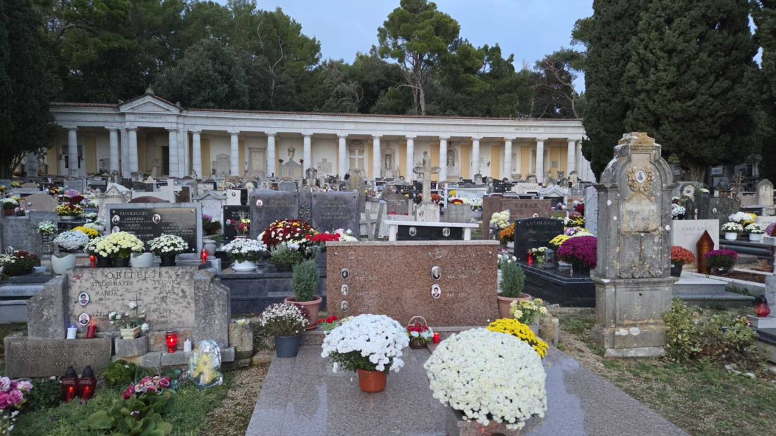 Toplinski val donio zabranu: Na groblju Laste u Rovinju do kraja kolovoza ne smiju se paliti svijeće