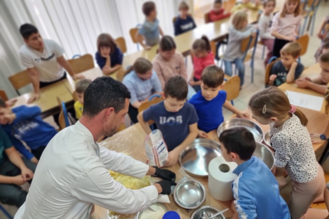 Radionica u OŠ Jože Šuran: Mali kuhari u akciji – valorizacija ekološkog grampera kroz školske recepte