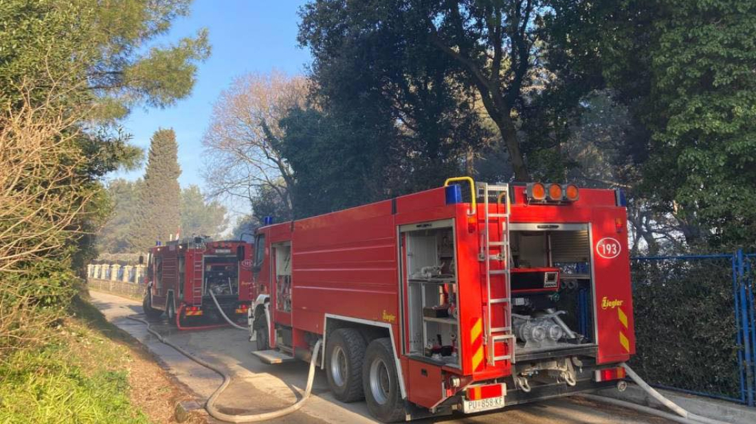 Policija obavila očevid nakon požara u napuštenoj zgradi u Puli, uzrok: otvoreni plamen!