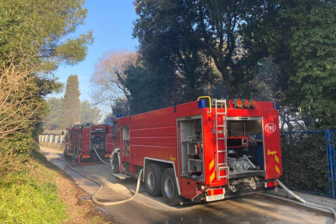 Policija obavila očevid nakon požara u napuštenoj zgradi u Puli, uzrok: otvoreni plamen!